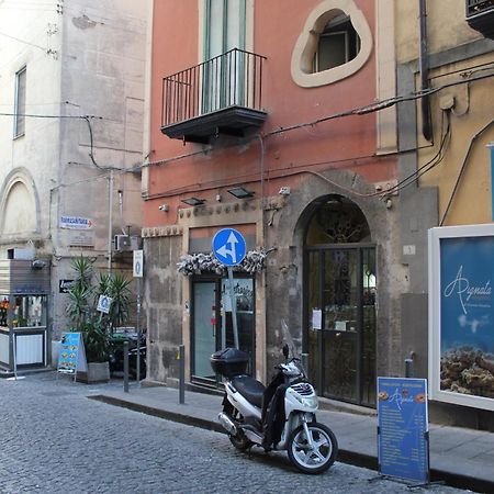 Blackwoody Contemporary Rooms - Napoli Centro Storico Via Toledo Eksteriør billede