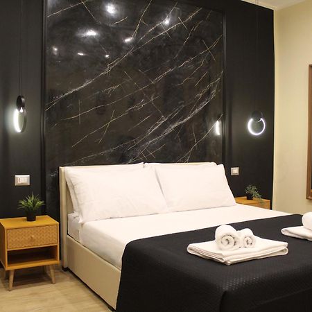 Blackwoody Contemporary Rooms - Napoli Centro Storico Via Toledo Eksteriør billede