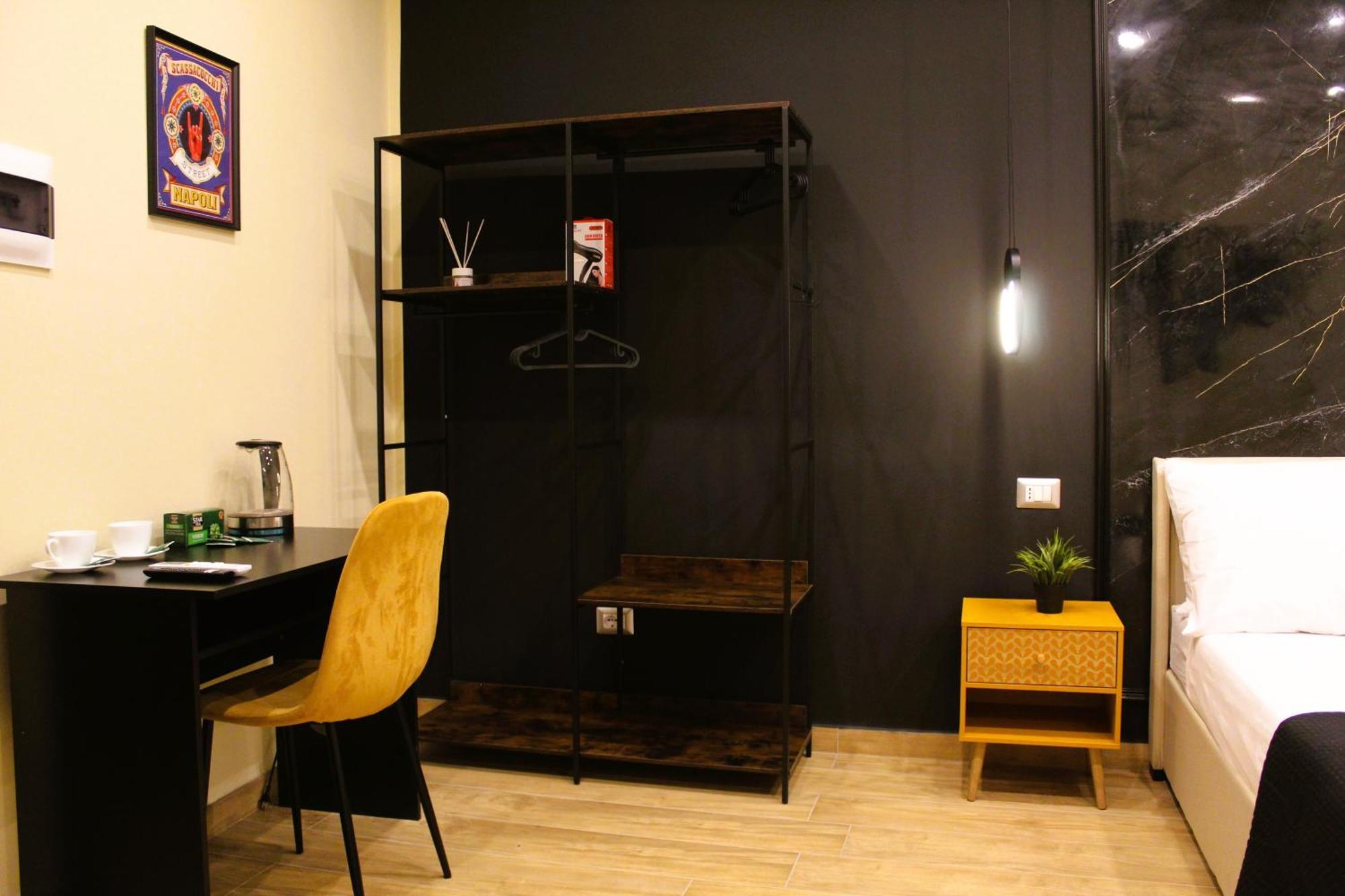 Blackwoody Contemporary Rooms - Napoli Centro Storico Via Toledo Eksteriør billede