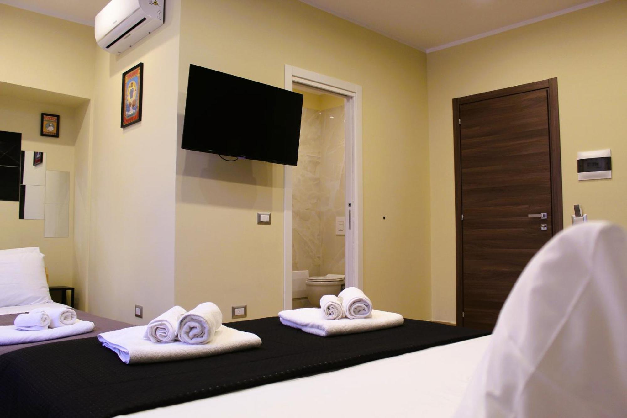 Blackwoody Contemporary Rooms - Napoli Centro Storico Via Toledo Eksteriør billede